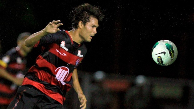 pedro ken; vitória (Foto: Felipe Oliveira / EC Vitória / Divulgação)