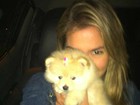 Ex-BBB Adriana posta foto com cachorro: 'Filhinha da mamãe e papai'