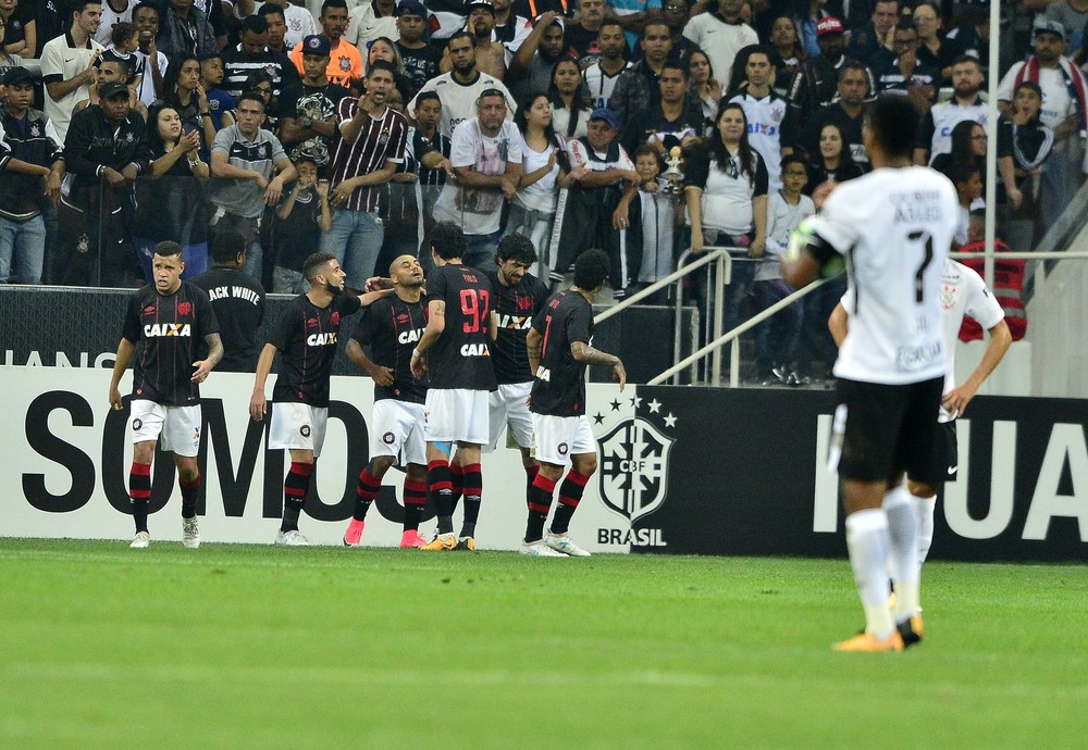 Em Itaquera, Atlético-PR arranca empate e acaba com sequência positiva do líder Corinthians