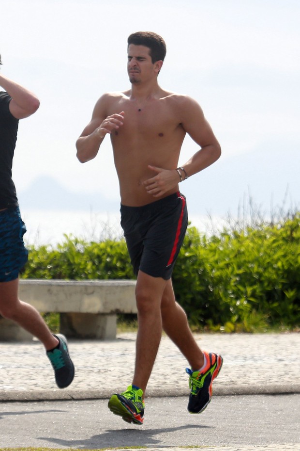 Enzo Celulari corre na Orla da Barra da Tijuca no Rio de Janeiro (Foto: AgNews )