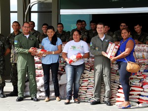 Militares da Base Aérea arrecadaram mais de cinco toneladas de arroz (Foto: BABV/Divulgação)