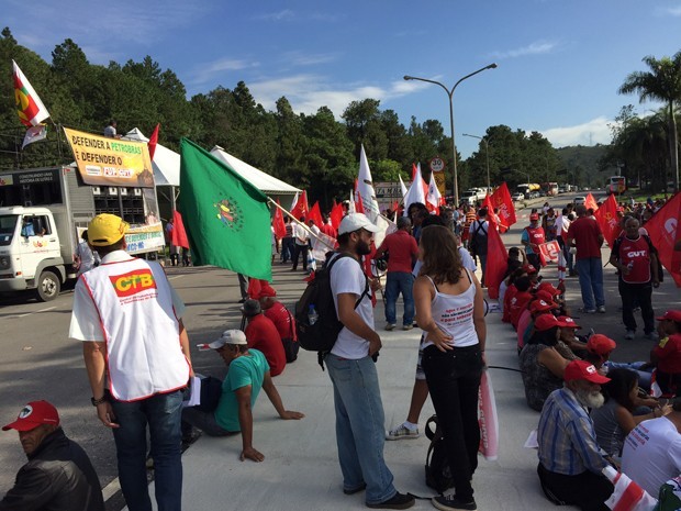 MINAS GERAIS: Manifestantes estão em frente à portaria da Refinaria Gabriel Passos (Regap), da Petrobrsa, em Betim, na Grande BH.