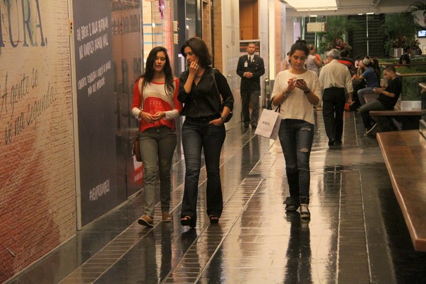 Willian Bonner e Fátima Bernardes com as filha em shopping na Zona Sul do Rio (Foto: Daniel Delmiro/AgNews)