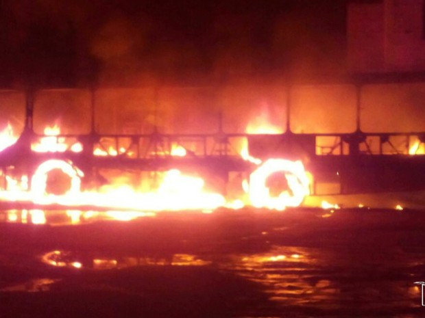 Ônibus incendiado no Parque Jair, em São luís, fazia linha para a comunidade do Vassoural (Foto: Reprodução/TV Mirante)