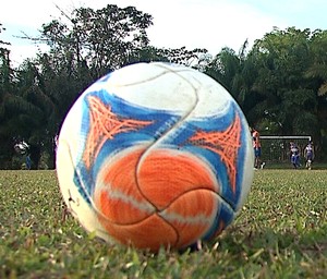 bola futebol treino atlético-ac (Foto: Reprodução/TV Acre)