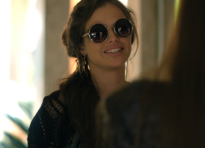 Giovanna usa óculos com lentes enormes  (Foto: TV Globo)