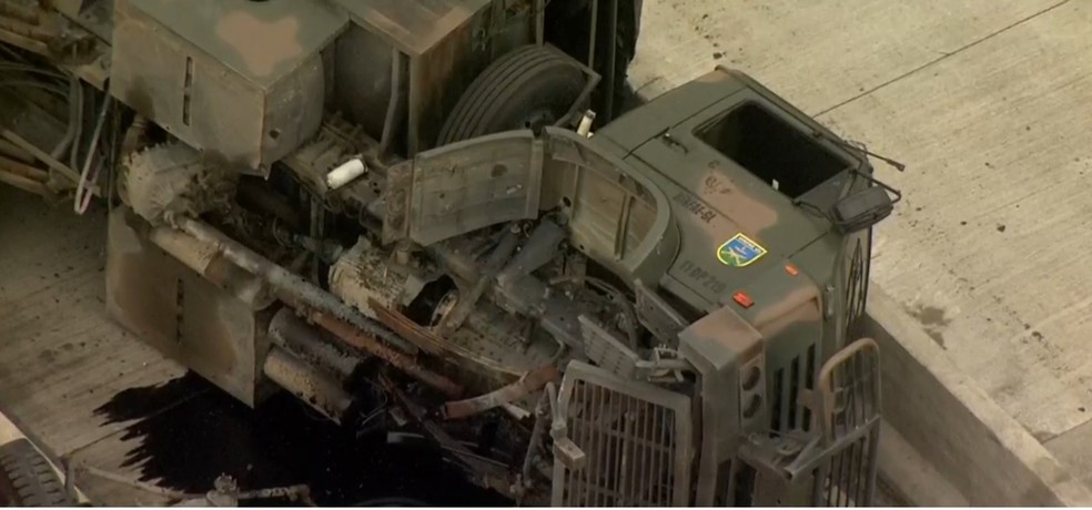 Detalhe do caminhão da Aeronáutica que sofreu acidente na Av. Brasil (Foto: Reprodução/ TV Globo) Detalhe do caminhão da Aeronáutica que sofreu acidente na Av. Brasil (Foto: Reprodução/ TV Globo)