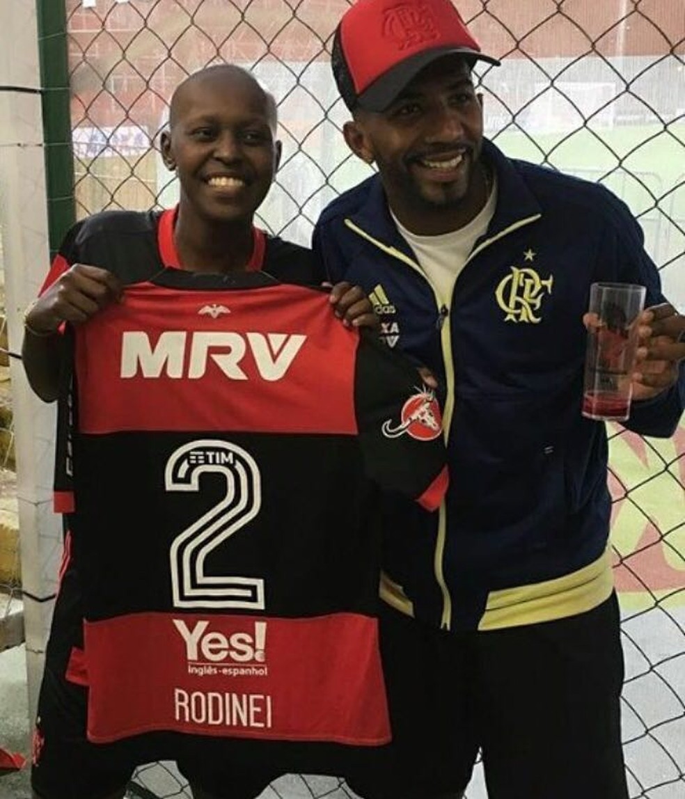 Rodinei entrega a camisa para Rayara (Foto: Divulgação Master Sports)