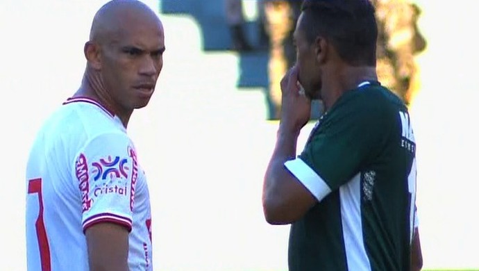 Robston e Wagner discutem no clássico entre Vila Nova e Goiás (Foto: Reprodução / TV Anhanguera)