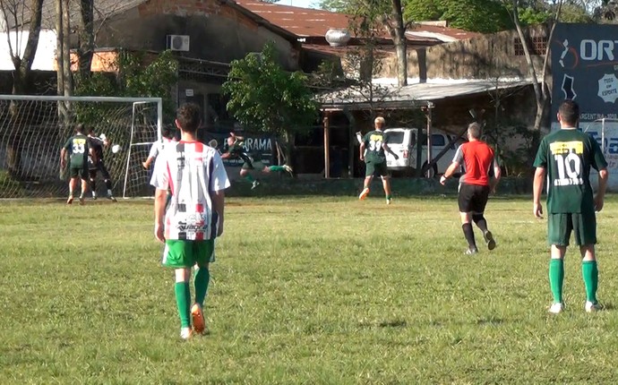 Vila Paraguaya surpreendeu o líder Jardim São Paulo e venceu por 3 a 1; primeiro gol saiu aos 23 segundos (Foto: Reprodução / RPC TV)