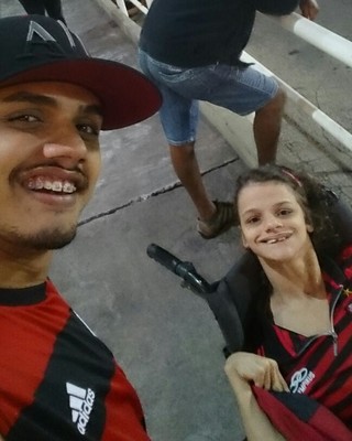 Pollyana e o irmão fazem selfie no Raulino (Foto: Arquivo pessoal)