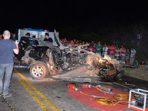 Acidente deixou carro completamente destruído na Bahia (Foto: Blitz Conquista) Acidente deixou carro completamente destruído na Bahia (Foto: Blitz Conquista)