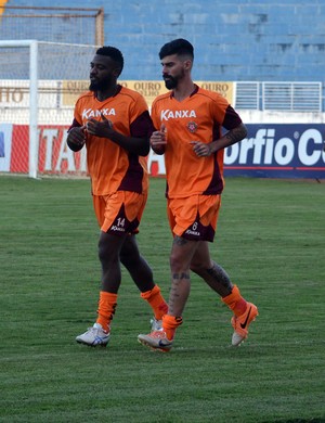 Radamés e Alê durante o treino do Boa Esporte: em busca de nova vitória (Foto: Régis Melo)
