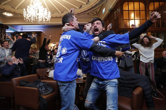 Torcida do Leicester comemora em pub (Foto: Reuters)