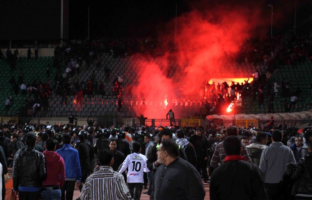 Torcedores invadem campo em estádio de Port Said após a partida entre os clubes  Al-Ahly e Al-Masry  (Foto: AP)