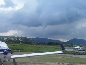 Flagrante de tornado de baixa intensidade foi feito na manhã deste domingo (21) em Maricá (Foto: Alessandro Figueira/VC no G1)