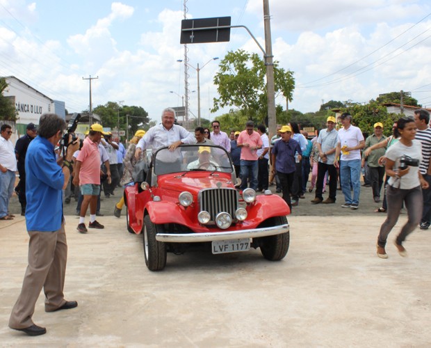 Prefeito Elmano Férrer passou pelo viaduto em carro modelo Lafer, da década de 70 (Foto: Patrícia Andrade/G1)