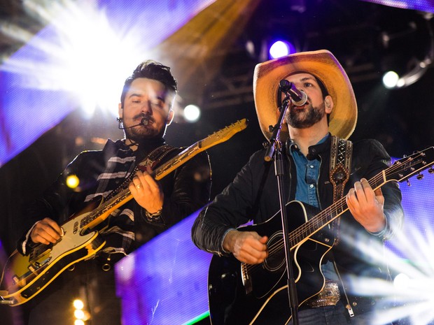 'As Mina Pira', de Fernando & Sorocaba, levantou o público na arena de Barretos, SP (Foto: Mateus Rigola/G1) 'As Mina Pira', de Fernando & Sorocaba, levantou o público na arena de Barretos, SP (Foto: Mateus Rigola/G1)