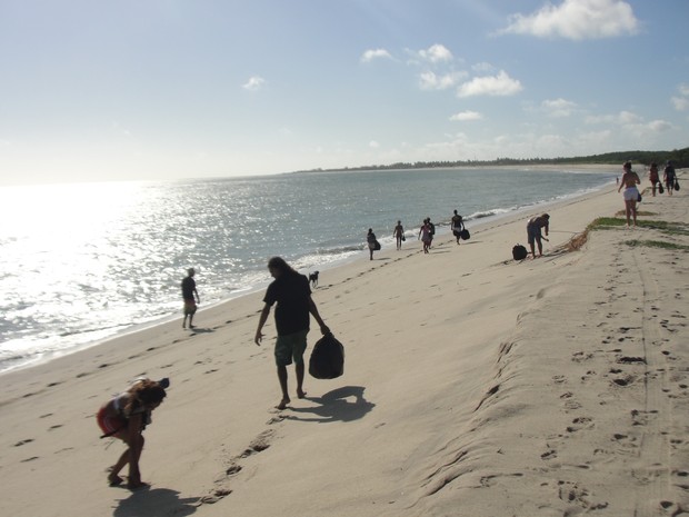 Voluntários percorreram cerca de dois quilômetros recolhendo lixo espalhado pela praia (Foto: Juliana Nogueira)
