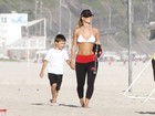 De biquíni, Carolina Dieckmann leva o filho mais novo à praia