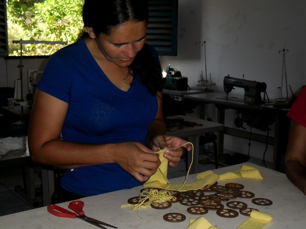 Aline diz que agora tem uma visão mais elaborada do artesanato do babaçu (Foto: Teotonha Gomes/Arquivo Pessoal)