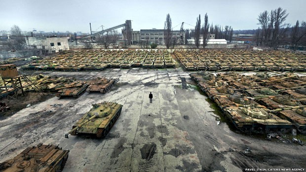 Na cidade de Kharkov, na parte ocidental da Ucrânia, filas e mais filas de relíquias enferrujadas formam um 'cemitério' de equipamentos militares (Foto: PAVEL ITKIN / CATERS NEWS) Na cidade de Kharkov, na parte ocidental da Ucrânia, filas e mais filas de relíquias enferrujadas formam um 'cemitério' de equipamentos militares (Foto: PAVEL ITKIN / CATERS NEWS)