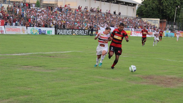 Thiago Marabá faz jogada individual, mas zagueiro Laércio evita chegada do meia (Foto: Renan Morais/GLOBOESPORTE.COM)
