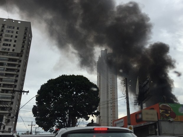 Incêndio de grandes proporções atinge loja de pneus no Setor Marista em Goiânia Goiás (Foto: Danielle Oliveira/G1)