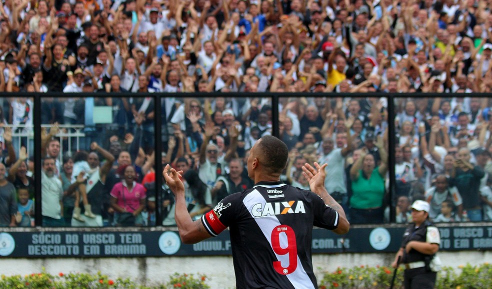 Luis Fabiano celebra gol com a torcida do Vasco em São Januário. Estádio e torcida tem feito a diferença no Brasileirão (Foto: Carlos Gregório Jr/Vasco.com.br)