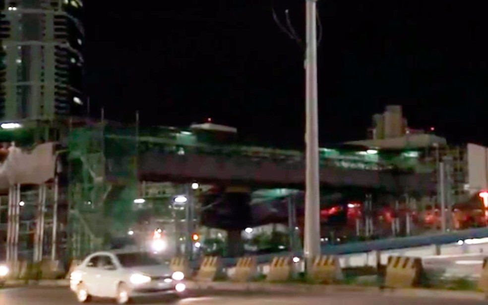 Instalação definitiva de passarela será na noite de sábado (Foto: Reprodução/TV Bahia)