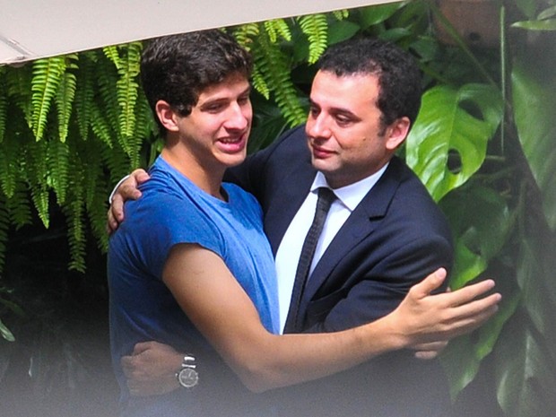 João Campos (esq.), filho do ex-governador de Pernambuco Eduardo Campos, recebe um abraço na entrada da casa da família em Recife nesta quinta-feira (14) (Foto: Clélio Thomaz/LeiaJáImagens/Estadão Conteúdo)