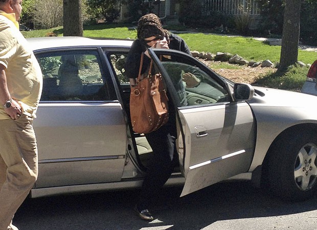 Imagem deste domingo (21) mostra Katherine Russell Tsarnaev deixando carro na casa da família, em Rhode Island (Foto: Katie Zezima/AP)