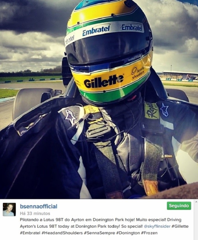 Bruno Senna pilota Lotus 98T de Ayrton Senna em Donington Park (Foto: Reprodução/Twitter)