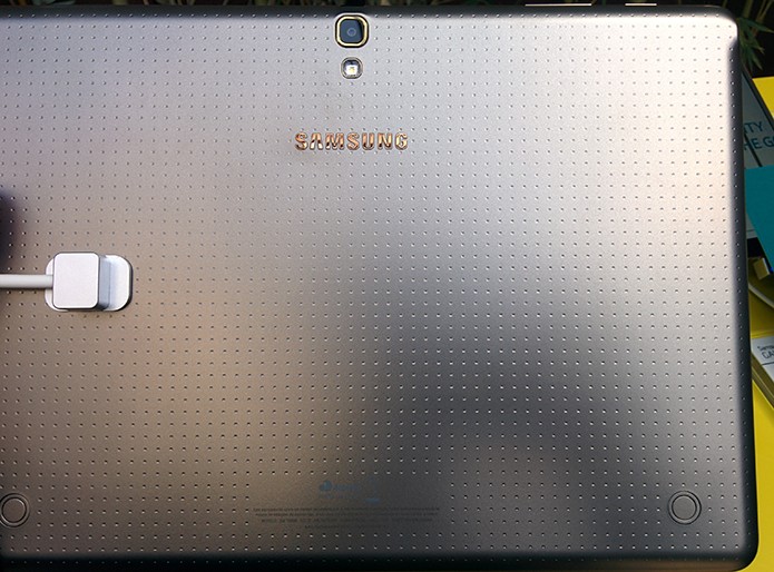 Acabamento é o mesmo do Galaxy S5 (Foto: Paulo Alves/TechTudo)
