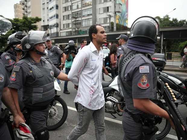 manifestante é detido antes de protesto na Paulista (Foto: Marcelo Brandt/G1)