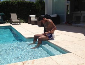 Carlos Eduardo na piscina (Foto: Reprodução / Instagram)