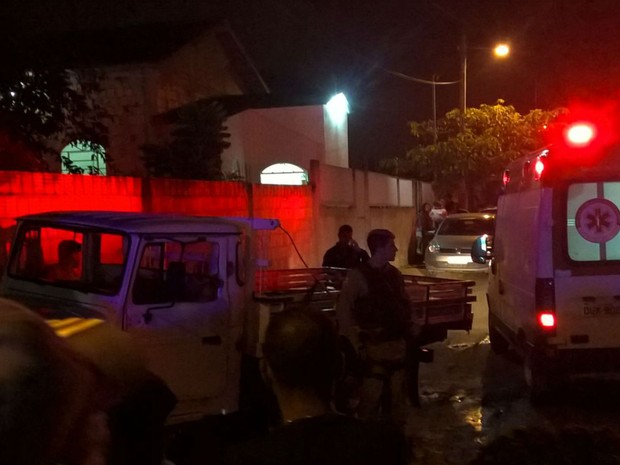 Após ser baleada, vítima colidiu carro contra muro de residência (Foto: Danuse Cunha / Itamaraju Notícias)