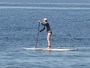 Aos 50 anos, Helen Hunt exibe boa forma e pratica stand up paddle