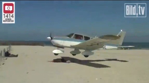 [Internacional] Avião quase atinge banhista durante pouso na praia Aviao2