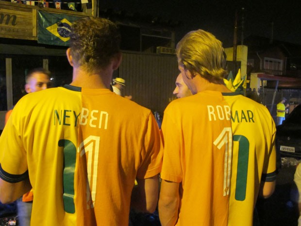 Os amigos holandeses Gerrit-Jäger Timmers (à esquerda) e Ruud Schaapnam mostram o verso de suas camisas, que misturam Neymar e Robben (Foto: Cauê Muraro/G1)