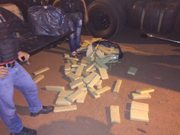 Cerca de 300 kg de maconha foi apreendida na madrugada desta terça-feira (16) na cidade de Peritoró (Foto: Divulgação/Polícia Militar)