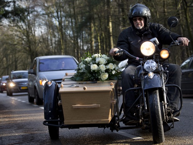 Morto aos 69 anos, holandês tem seu funeral em um side car de uma Harley-Davidson (Foto: AP Photo/Peter Dejong)