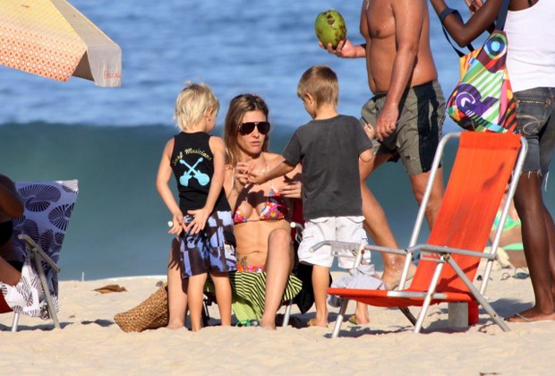 Fernanda Lima e filhos na praia (Foto: J.Humberto/AgNews)