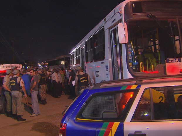 Crime aconteceu por volta das 19h, em Cruz de Rebouças, e atraiu a atenção de moradores da área (Foto: Reprodução/TV Globo) Crime aconteceu por volta das 19h, em Cruz de Rebouças, e atraiu a atenção de moradores da área (Foto: Reprodução/TV Globo)