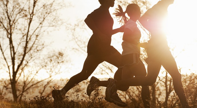  euatleta grupo correndo ao entardecer (Foto: Getty Images)