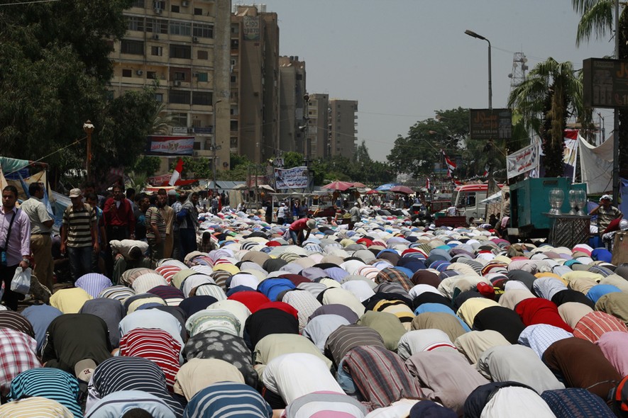 Também no Cairo, Egito, apoiadores de Morsi rezam pelas vítimas do confronto 