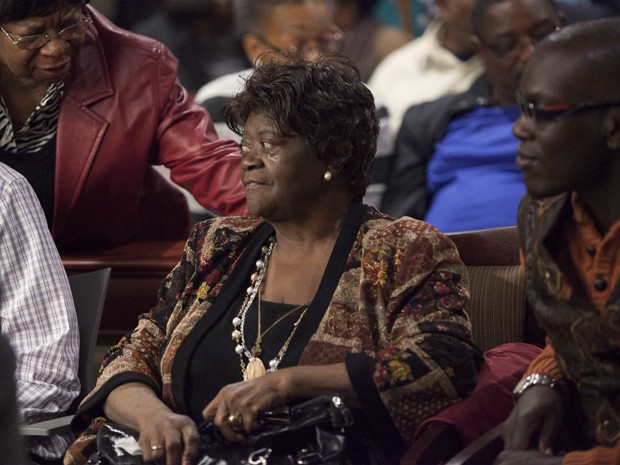 Aime Ruffner recebe apoio de parentes e amigos após testemunhar na audiência de reabertura do caso de seu irmão, George Stinney Jr, em foto de 21 de janeiro (Foto: Reuters/Randall Hill/Files)