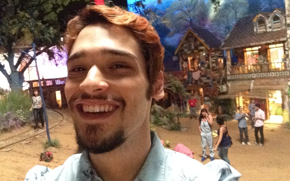 Sorriso lindo! Bruno Fagundes lindo no selfie (Foto: Meu Pedacinho de Chão/TV Globo)