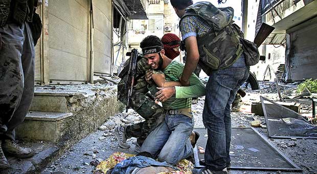 Um combatente do Exército Livre da Síria reage à morte de um de seus companheiros, morto ao tentar deter um tanque do Exército sírio durante intensos combates no distrito de al-Arqoub, em Aleppo (Foto: Javier Manzano) Um combatente do Exército Livre da Síria reage à morte de um de seus companheiros, morto ao tentar deter um tanque do Exército sírio durante intensos combates no distrito de al-Arqoub, em Aleppo (Foto: Javier Manzano)