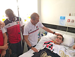 Jogadores do Santa Cruz visitam hospital antes da final do Pernambucano